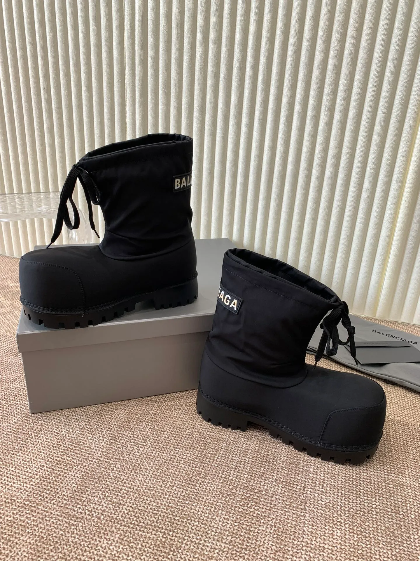 👟👟Ex-factory price 860👟👟 Men +20Balenciaga snow boots‼ ️ 24sS new snow boots for autumn and winter. These big-toe Alaskan boots are so good-looking and super cool. They are full of personality and are so cool. They are a must-have item for fashionable autumn and winter! The upper is made of original customized nylon pure cotton waterproof cloth. The inner liner is removable. The original original letter logo is increased in the sole. Size: 35-45